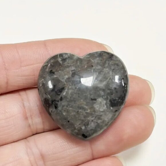 Yooperlite Crystal Rock Heart Glow In the Dark UV Activated 1.81 inch NWT - Picture 3 of 4
